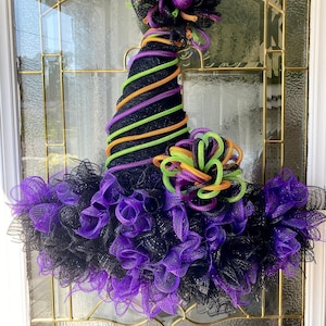 Black Witch Hat Wreath, Whimsical Wreath, Black Hat Wreath, Mardi Gras Hat Wreath, whimsical Door Hanger, Witch Hat Front Door Wreath