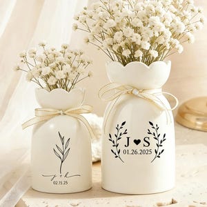 Puede incluir: Un juego de tres tazas de cerámica con un acabado moteado y mate. Las tazas son de color crema, gris claro y gris oscuro. Cada taza tiene un diseño simple y minimalista y un asa redondeada.