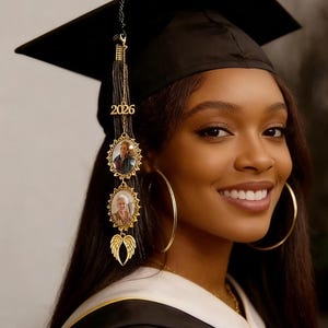 Spersonalizowany frędzel na ukończenie studiów ze zdjęciem 1-3, frędzel pamiątkowy na ukończenie studiów ze skrzydłami anioła, spersonalizowany frędzel do czapki ukończenia studiów, prezent na ukończenie studiów