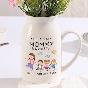 Benutzerdefinierte Mama wird geliebt von Keramikblumenvase, Händchen haltend Vase mit Kindername, Muttergeschenk, Geburtstagsgeschenk für Mutter Nana, Muttertagsgeschenk