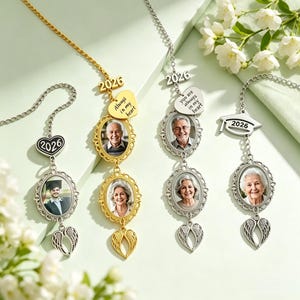 Może przedstawiać: Naszyjniki z wisiorkami ze zdjęciami. Wisiorki mają owalne ramki, skrzydła anioła i rok 2026. Jeden naszyjnik ma serce z napisem "Always in my heart". Inny ma czapkę absolwenta i napis "You are always in my heart".