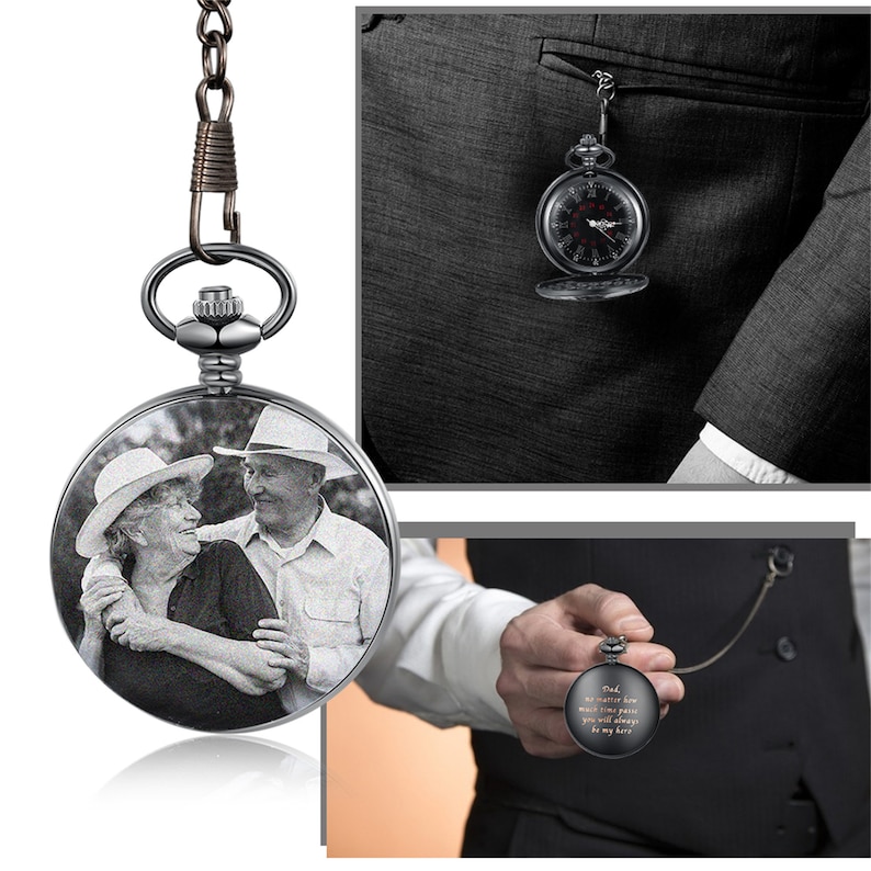 Op de afbeelding: Een zilveren zakhorloge met een zwarte wijzerplaat en een foto van een ouder koppel gegraveerd op de voorkant. Het horloge zit aan een ketting en hangt aan een colbert.
