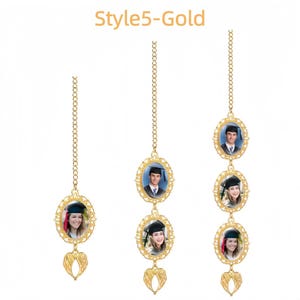 Pode incluir: Enfeites dourados para fotos de formatura. Cada enfeite apresenta uma moldura oval com uma foto de um graduado, suspensa por uma corrente. Os enfeites s&atilde;o adornados com um pingente de asa decorativo na parte inferior. O texto "Style5-Gold" est&aacute; no topo.
