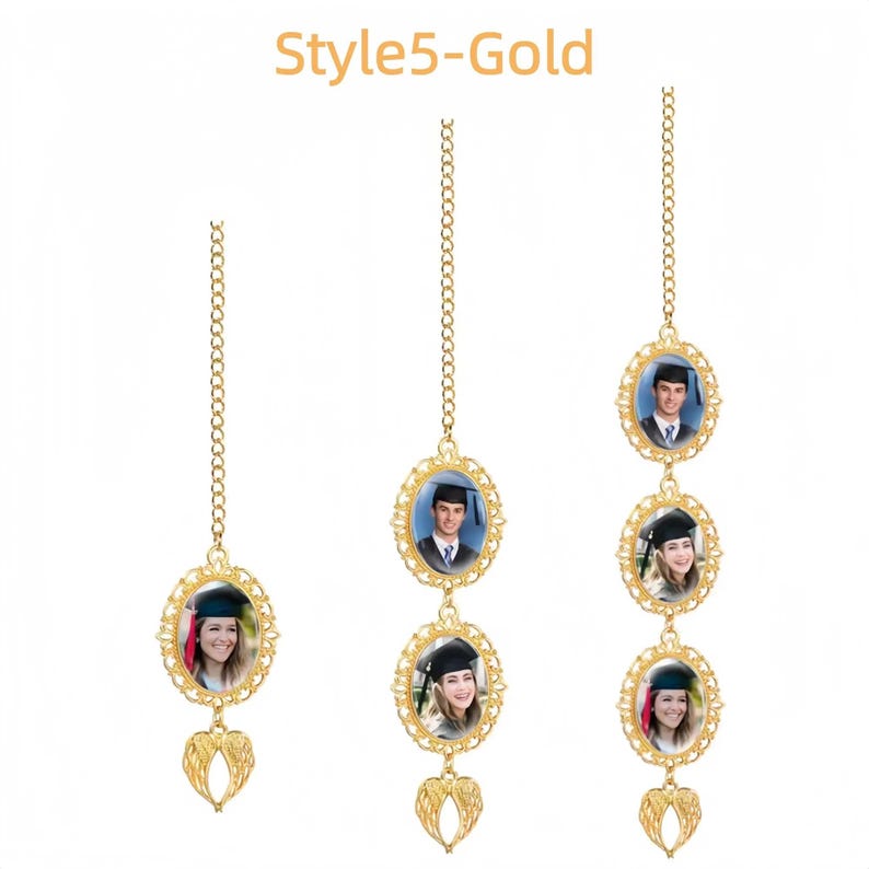 Pode incluir: Enfeites dourados para fotos de formatura. Cada enfeite apresenta uma moldura oval com uma foto de um graduado, suspensa por uma corrente. Os enfeites s&atilde;o adornados com um pingente de asa decorativo na parte inferior. O texto "Style5-Gold" est&aacute; no topo.