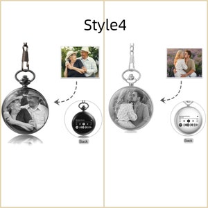 Op de afbeelding: Een zilveren zakhorloge met een zwart-witfoto van een stel op de voorkant en een zwart-witte muziekspeler met een songtitel op de achterkant. Het horloge heeft een ketting.