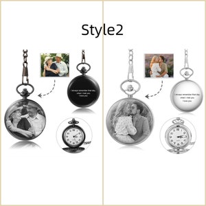 Op de afbeelding: Twee zilveren zakhorloges met zwart-wit fotogravures. De horloges hebben een ketting en een klein wijzerplaat aan de voorkant. De tekst "Ik zal die dag altijd herinneren toen ik je ontmoette Ik hou van je" is gegraveerd op de achterkant van elk horloge.