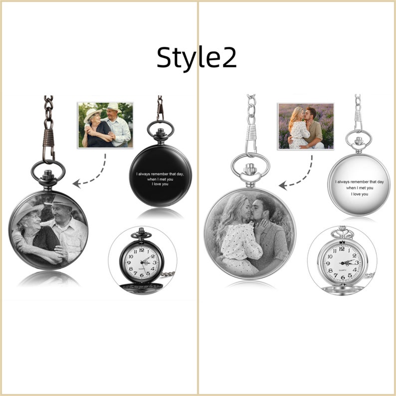 Op de afbeelding: Twee zilveren zakhorloges met zwart-wit fotogravures. De horloges hebben een ketting en een klein wijzerplaat aan de voorkant. De tekst "Ik zal die dag altijd herinneren toen ik je ontmoette Ik hou van je" is gegraveerd op de achterkant van elk horloge.