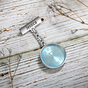 Orologio da tasca da infermiera con nome personalizzato, orologio da infermiera con spilla, souvenir di nozze, progettato esclusivamente per infermieri, estetiste e ostetriche Style 1-Blue