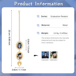 Pode incluir: Pingente de formatura dourado com duas molduras ovais para fotos, medindo 22 cm de comprimento e 3,8 cm de largura. O pingente inclui uma corrente e um pingente em forma de asa. O texto na imagem diz "Pingente de formatura".