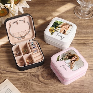 Gepersonaliseerde foto-sieradendoos, aangepaste geboortebloem en naam sieradendoos, bloemensieradendoos, reissieradenorganisator, cadeaus voor haar, cadeau voor moeder