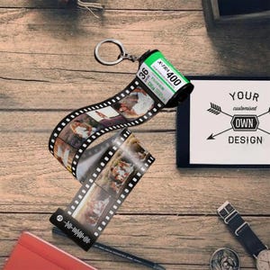 Personalizowany brelok ze zdjęciem filmowym i kodem muzycznym, personalizowany 5-15 zdjęciami, prezent w formie rolki aparatu, prezent dla niej, prezent na pamiątkę, prezent na dzień ojca