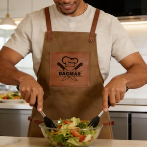 Puede incluir: Una taza de cerámica blanca con un asa negra y el texto "But First, Coffee" en negro y negrita. La taza está sobre una superficie blanca. La taza mide aproximadamente 10 cm de alto.