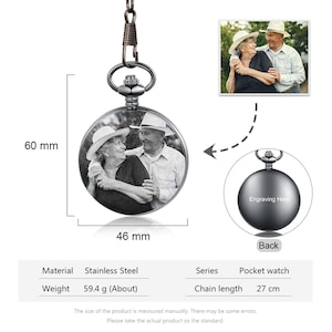 Op de afbeelding: Een zilveren zakhorloge met een foto van een stel op de voorkant. Het horloge heeft een diameter van 6 cm en een ketting van 7,2 cm. De achterkant van het horloge is gegraveerd met de woorden "Engraving Here".