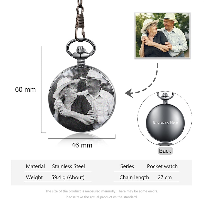 Op de afbeelding: Een zilveren zakhorloge met een foto van een stel op de voorkant. Het horloge heeft een diameter van 6 cm en een ketting van 7,2 cm. De achterkant van het horloge is gegraveerd met de woorden "Engraving Here".