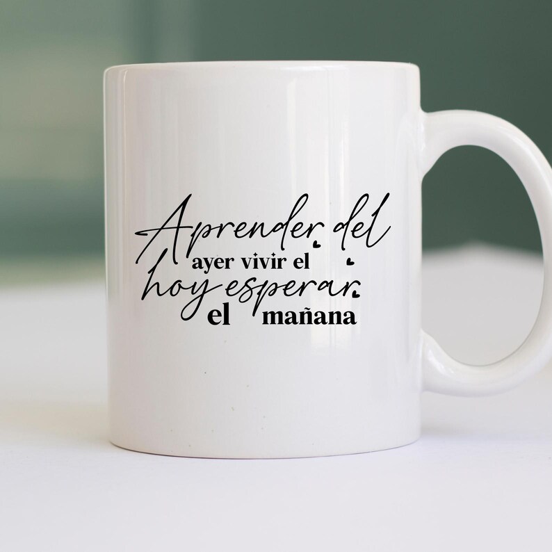 May include: White ceramic mug with black text that reads "Aprender del ayer vivir el hoy esperar el ma&ntilde;ana".