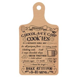 Pode incluir: Uma t&aacute;bua de cortar de madeira castanho com uma receita para biscoitos de chocolate caseiros. A receita inclui os ingredientes e as instru&ccedil;&otilde;es para assar os biscoitos a 375 graus Fahrenheit durante 8-10 minutos.