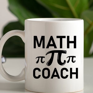 Puede incluir: Taza de cer&aacute;mica blanca con un dise&ntilde;o negro que dice "MATH &pi;&pi;&pi; COACH".
