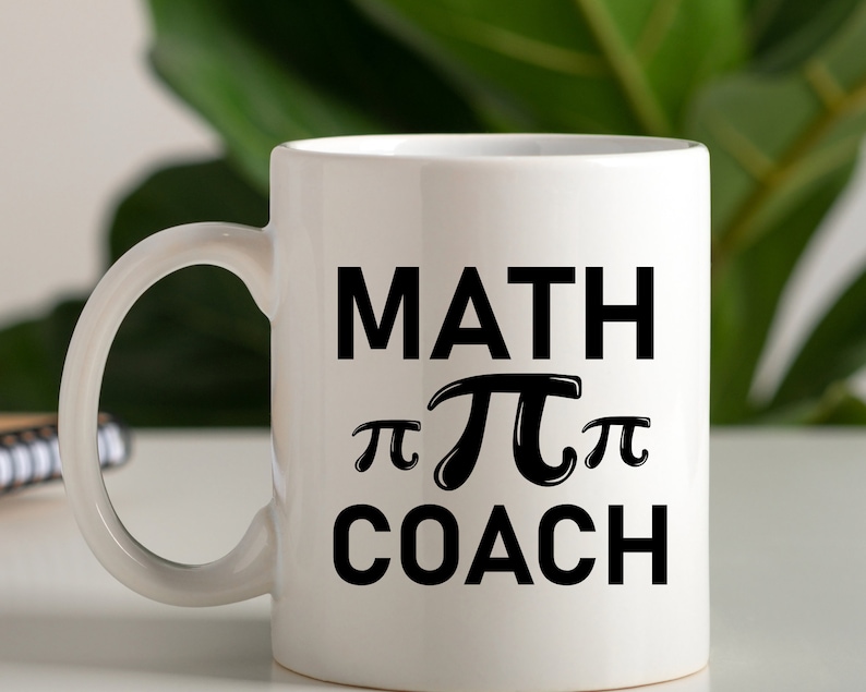 Puede incluir: Taza de cer&aacute;mica blanca con un dise&ntilde;o negro que dice "MATH &pi;&pi;&pi; COACH".