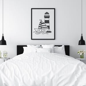 Puede incluir: Ilustraci&oacute;n en blanco y negro de un faro con un velero delante. El velero tiene corazones en la vela.