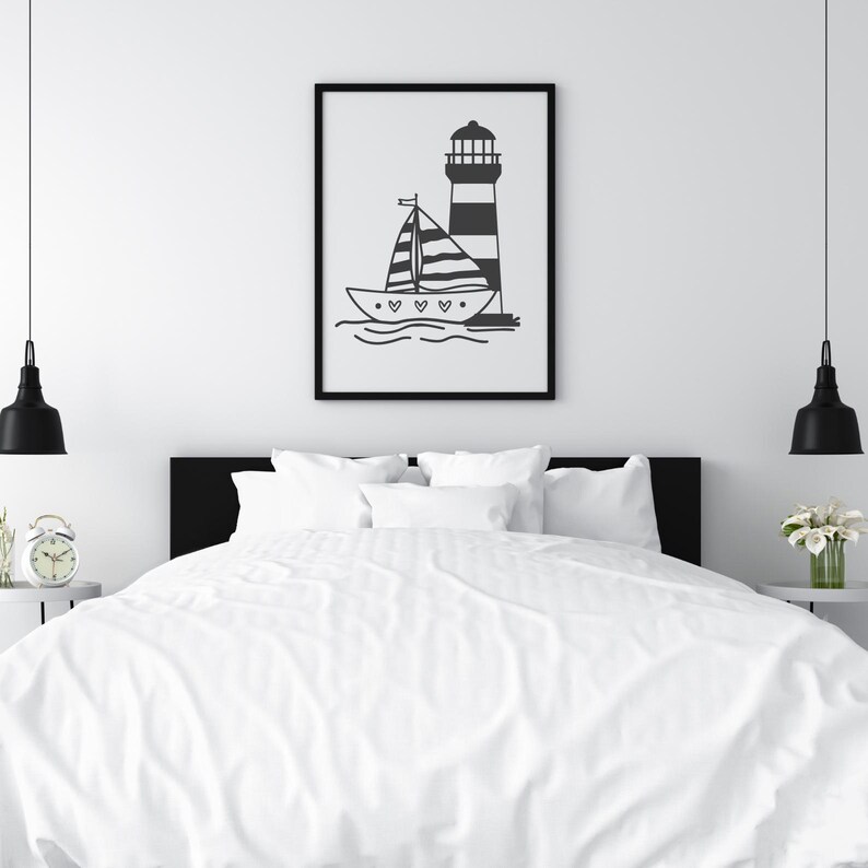 Puede incluir: Ilustraci&oacute;n en blanco y negro de un faro con un velero delante. El velero tiene corazones en la vela.