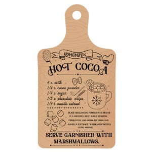 Pode incluir: Uma t&aacute;bua de cortar de madeira castanho com uma receita para chocolate quente caseiro. A receita inclui 4 ch&aacute;venas de leite, 1/4 ch&aacute;vena de p&oacute; de cacau, 1/4 ch&aacute;vena de a&ccedil;&uacute;car, 1/2 ch&aacute;vena de gotas de chocolate e 1/4 colher de ch&aacute; de extrato de baunilha. A t&aacute;bua tamb&eacute;m tem um desenho de uma ch&aacute;vena de chocolate quente com marshmallows e um floco de neve.