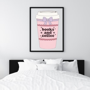 K&ouml;nnte beinhalten: Gerahmter Druck mit einem stilisierten Kaffeebecher-Design. Der Becher ist haupts&auml;chlich rosa mit einem wei&szlig;en Deckel und einer lavendelfarbenen Schleife. Die Worte "books and coffee" sind in dekorativer Schrift auf dem Becher geschrieben.