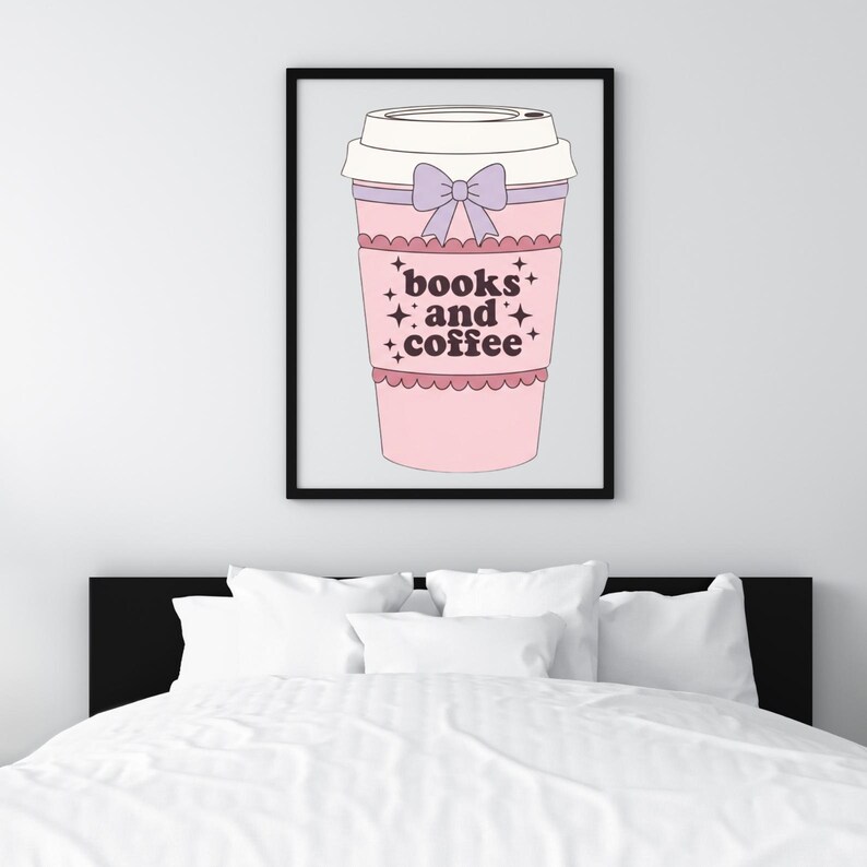 K&ouml;nnte beinhalten: Gerahmter Druck mit einem stilisierten Kaffeebecher-Design. Der Becher ist haupts&auml;chlich rosa mit einem wei&szlig;en Deckel und einer lavendelfarbenen Schleife. Die Worte "books and coffee" sind in dekorativer Schrift auf dem Becher geschrieben.