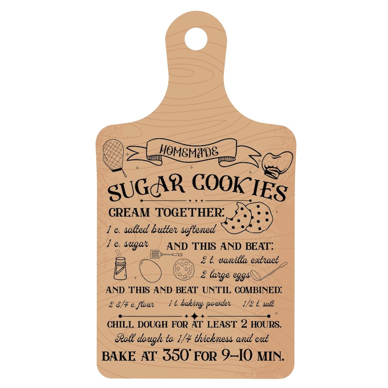 Pode incluir: Uma t&aacute;bua de cortar de madeira castanho com uma receita para biscoitos de a&ccedil;&uacute;car caseiros. A receita inclui ingredientes como manteiga, a&ccedil;&uacute;car, extrato de baunilha, ovos, farinha, fermento em p&oacute; e sal. A t&aacute;bua tem uma pega e um design decorativo.