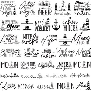 Puede incluir: Ilustraciones en blanco y negro de faros, anclas y texto de tem&aacute;tica n&aacute;utica. El texto incluye frases como "Wahre Liebe ist", "Das Meer", "Gl&uuml;ck", "Mein F&uuml;ssen", "im Meer", "Heimat", "Kaffen", "Man sitzt viel zu wenig am Meer", "F&uuml;r mich darf es gern ein bisschen Meer geben", "An der K&uuml;ste", "Meer weh", "Heimat Hafen", "Schon hier", "Meer s&uuml;chtig", "Meine Seele braucht Seelluft", "Hallo Sommer", "Moin", "Kopf aus Meer an", "Nordlicht", "Gonn dir etwas meer", "Lieblingsplatz", "Meer im Herzen", "Moin", "K&uuml;stenkind", "T&uuml;delkram", "Nordlicht", "Ankerplatz", "Kind", "Meer weh", "Meer liebe", "Moin Ahoi".