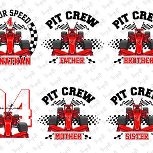 Op de afbeelding: Rode raceauto-ontwerpen met de tekst "FOUR SPEED" en "PIT CREW". De ontwerpen bevatten de namen "JONATHAN", "FATHER", "BROTHER", "MOTHER" en "SISTER". Elk ontwerp heeft een geblokte vlag.