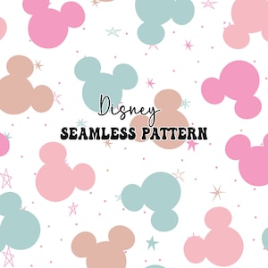Könnte beinhalten: Ein nahtloses Muster mit pastellrosa, braunen und blauen Mickey-Maus-Köpfen mit weißen Sternen auf weißem Hintergrund. Der Text "Disney Seamless Pattern" befindet sich in der Mitte des Bildes.
