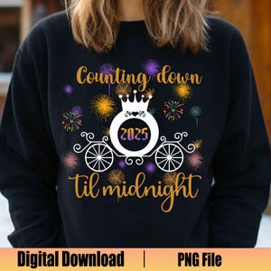 Può includere: Felpa nera con un designo bianco che presenta una carrozza, fuochi d'artificio e il testo "Counting down til midnight 2025".