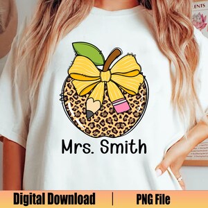Professor de maçã leopardo personalizado em PNG, design personalizado de nome de professor, volta às aulas em PNG, primeiro dia de aula, camiseta de professor, agradecimento ao professor