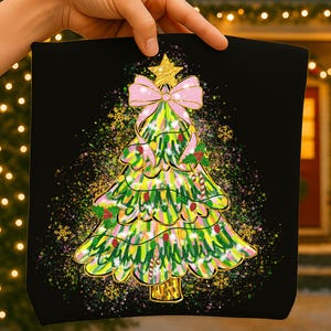 Puede incluir: Diseño cuadrado negro de árbol de Navidad con una estrella dorada, lazo rosa y adornos coloridos. El árbol está decorado con bayas rojas y bastones de caramelo. El fondo es negro con purpurina dorada y verde.