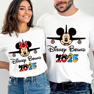 Paquete de viaje con destino a 2025 Svg, Mouse Bound Svg, Viaje en avión Svg, Viaje por el mundo Svg, Viaje de piloto Svg, Vacaciones familiares, Modo vacaciones, Reino mágico