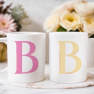 Taza personalizada con inicial A-Z de 325 ml, taza de café con letras personalizadas, taza de cerámica amarilla y rosa, taza con monograma, regalo para ella, regalo de inauguración de la casa