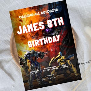 Può includere: Un biglietto d'invito di compleanno rettangolare con i personaggi Transformers Optimus Prime e Bumblebee su uno sfondo infuocato. Il testo recita: CALLING ALL AUTOBOTS, JAMES 8TH BIRTHDAY, SMITH HOUSE, 1234 FORTNITE ST., SATURDAY 5-07-2027, 2:00-5:00PM, RSVP TO TOMY 123-456-7890.