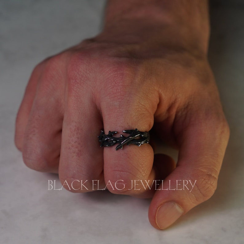 Men's Blackened Thorns Ring, Cool Twisted Thorn Branch Jewelry, Dark Aesthetic Statement Piece, Unique Accessory Gift for Him zdjęcie 2