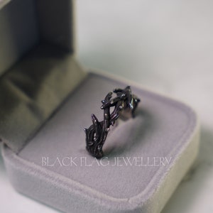 Men's Blackened Thorns Ring, Cool Twisted Thorn Branch Jewelry, Dark Aesthetic Statement Piece, Unique Accessory Gift for Him