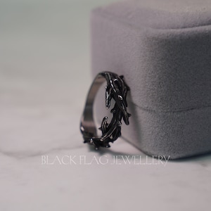 Men's Blackened Thorns Ring, Cool Twisted Thorn Branch Jewelry, Dark Aesthetic Statement Piece, Unique Accessory Gift for Him zdjęcie 4