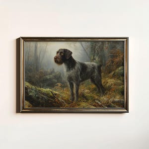 以下が含まれることがあります： 森の中にいるワイヤーヘアードポインティンググリフォンの犬の額入り絵画。 茶色と灰色の毛並みの犬が、苔むした丸太と秋の葉の間で立っています。 アートワークは、暗く装飾的なフレームに入っています。
