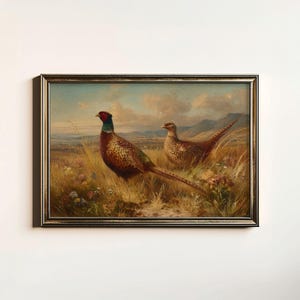 Puede incluir: Pintura vintage enmarcada de dos faisanes en un campo. El faisán macho tiene la cabeza roja y alas verdes. La hembra es marrón con un patrón moteado. El fondo muestra un paisaje con montañas y un cielo nublado.