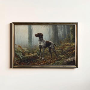 Pode incluir: Obra de arte emoldurada com um cão de caça alemão num cenário florestal. O cão tem uma cabeça castanha e manchas no seu corpo branco e cinzento. A floresta tem árvores altas, fetos e um fundo nebuloso. A moldura é dourada.