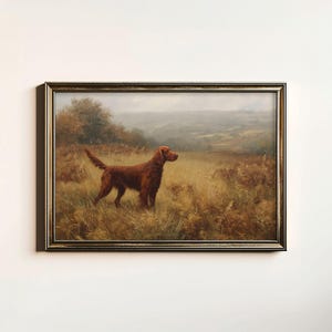 Op de afbeelding: Een schilderij van een rode Ierse Setter die in een veld met hoog gras staat. De hond kijkt naar rechts van het frame. De achtergrond is een wazig landschap met heuvels en bomen.