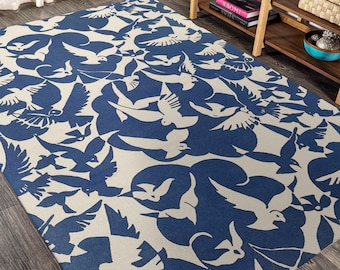 Palomas en alfombra ecléctica blanca y azul, alfombra de área Boho, alfombra de piso única, revestimiento de piso decorativo ecléctico, pieza de declaración, decoración ecléctica
