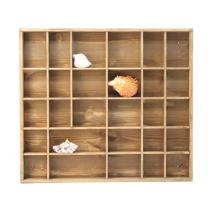 Présentoir en bois teinté brun clair avec 28 compartiments | Boîte d'ombre | Organiseur mural en chêne doré | Étagère séparée| Présentoir de collection