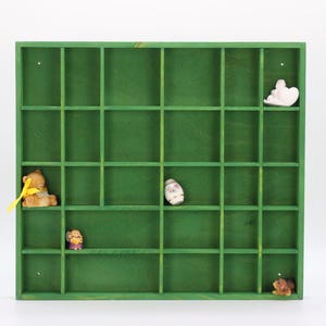 Donkergroen houten display met 28 vakken | Schaduwdoos | Houten organizer voor kinderen | Verdeelde plank voor curiosa |  Ideeën voor het tentoonstellen van edelstenen en stenen