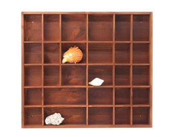 Braunes Holzdisplay mit 28 Fächern | Schatten-Curio-Box | Teakfarbener Wandbehang-Organizer | Geteiltes Regal | Antike Kuriositätensammlung