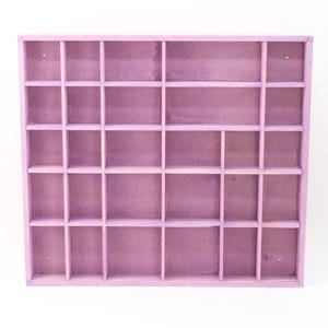 Présentoir en bois violet avec 28 compartiments | Boîte à bibelots Shadow | Organiseur mural de couleur lavande | étagère séparée | Collection de curiosités