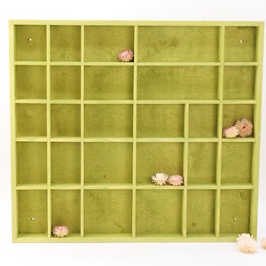 Espositore in legno verde con 28 scomparti / Scatola per curiosità Shadow / Organizer da parete di colore verde / Scaffale per cianfrusaglie / Collezione di curiosità